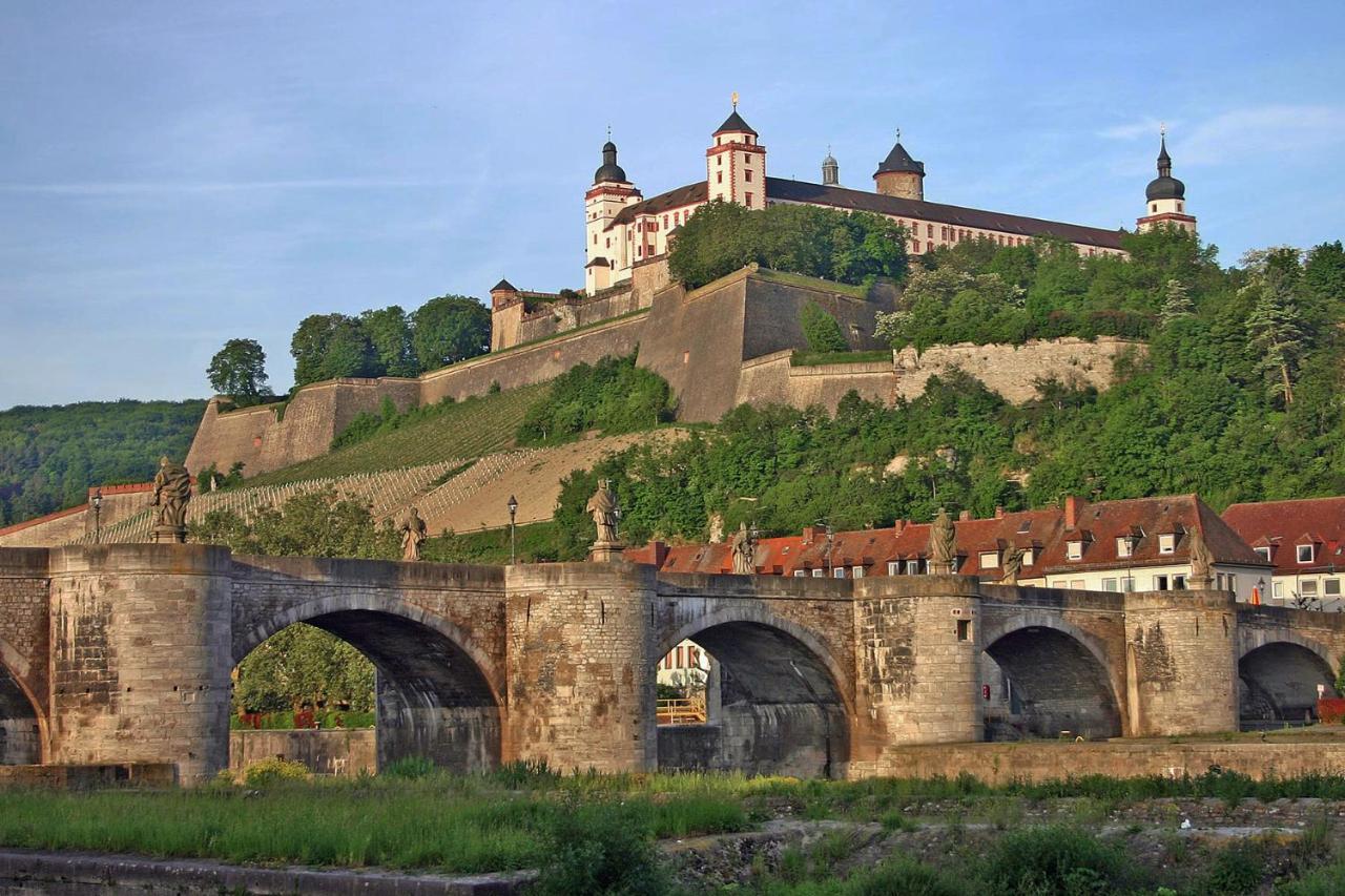 - Terrace, Private Parking Place Apartment Würzburg